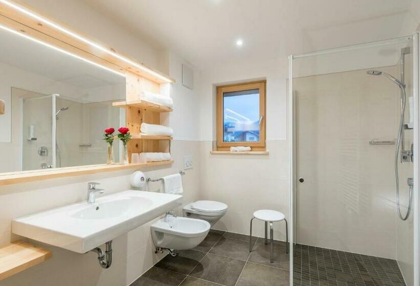 اتاق خانوادگی, Jonathan