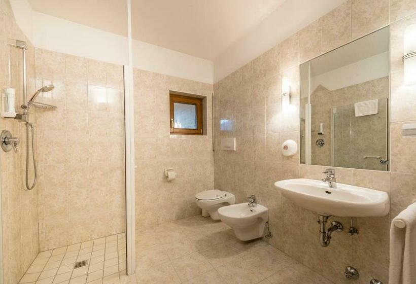 اتاق استاندارد با بالکن, Jonathan