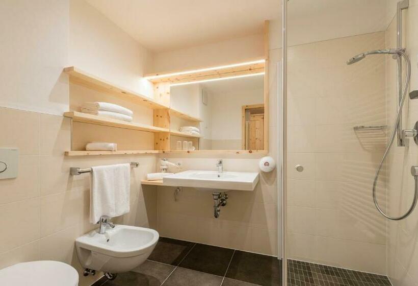 اتاق استاندارد با چشمانداز کوهستان, Jonathan