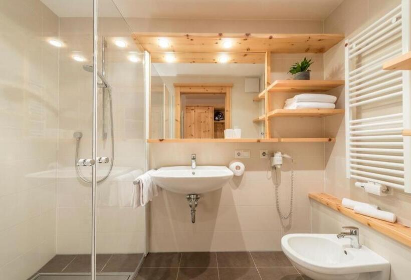 اتاق اکونومی, Jonathan