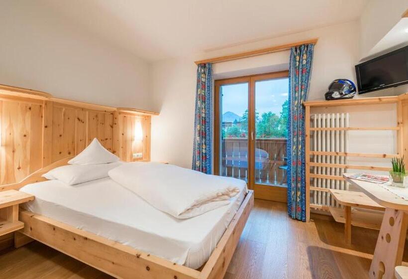 اتاق اکونومی, Jonathan