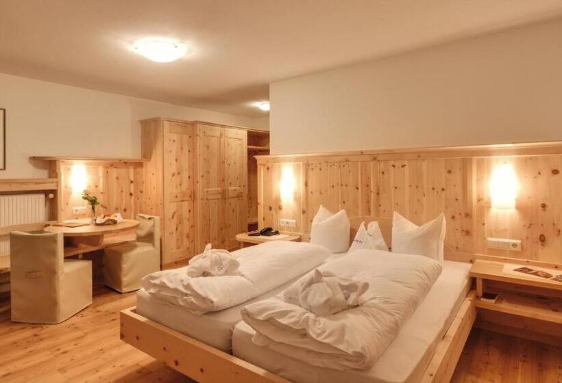 اتاق سوپریور با چشمانداز کوهستان, Jonathan