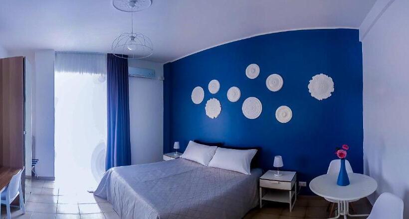 اتاق استاندارد چهارنفره با بالکن, Melo Accommodations