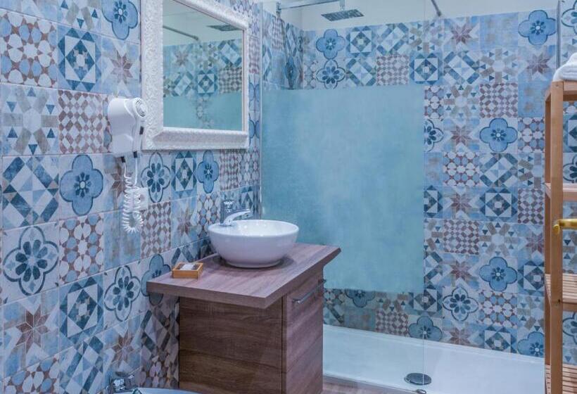 اتاق استاندارد چهارنفره با بالکن, Melo Accommodations