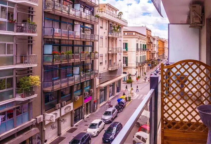 اتاق استاندارد سه تخته با بالکن, Melo Accommodations