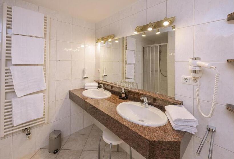 סוויטה משפחתית, Acherl