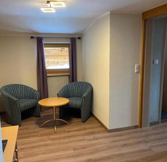 סוויטת ג'וניור, Acherl