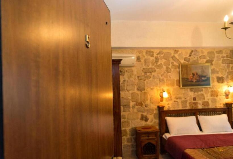 חדר סטנדרט, Spot