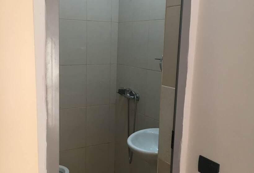 经济四人房间, Star