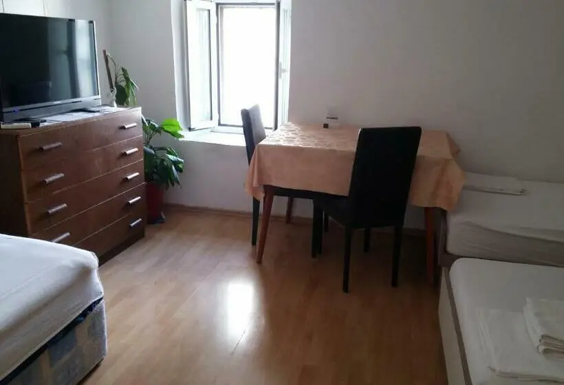 Standard-studio, Top Center