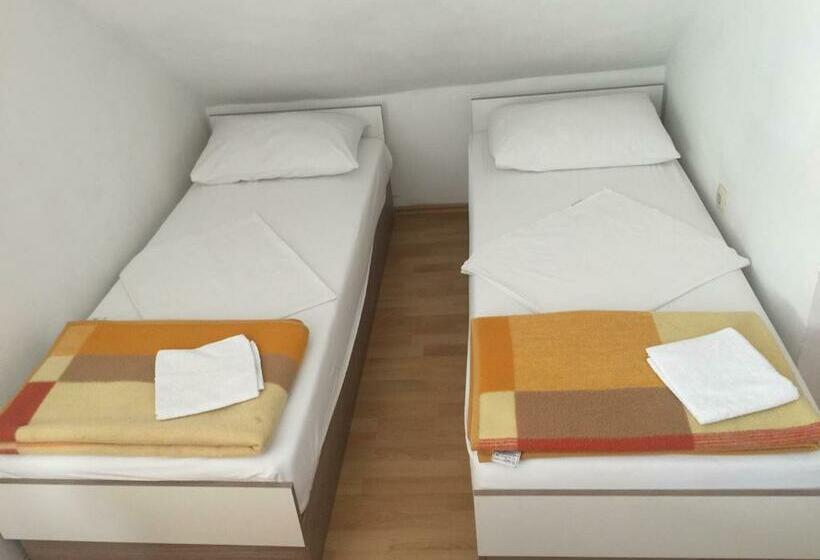 استودیوی استاندارد, Top Center