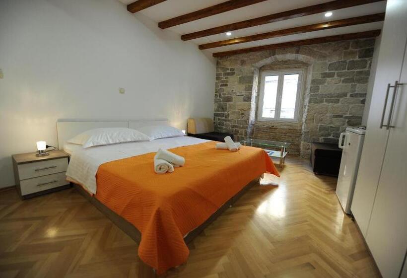 اتاق استاندارد سه نفره, Top Center