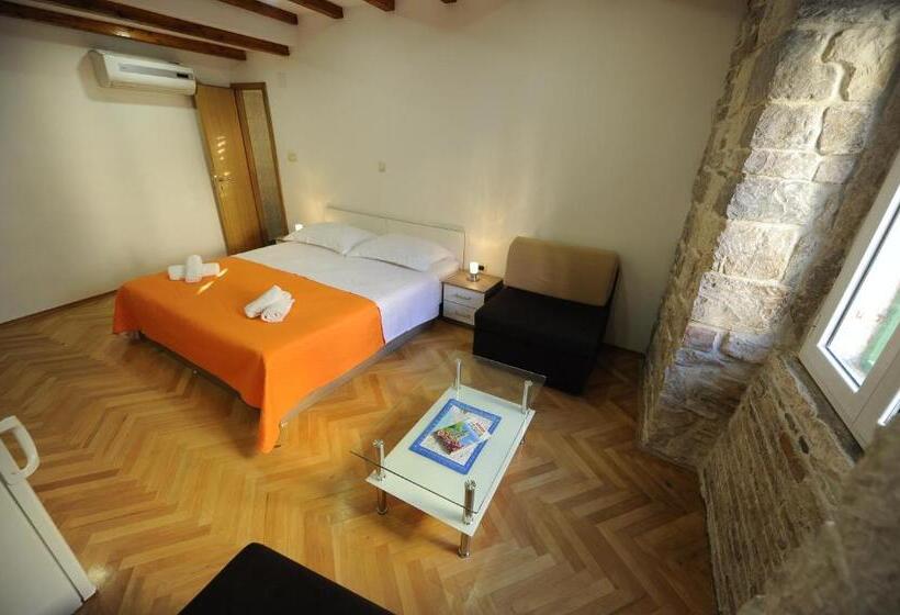 اتاق استاندارد سه نفره, Top Center