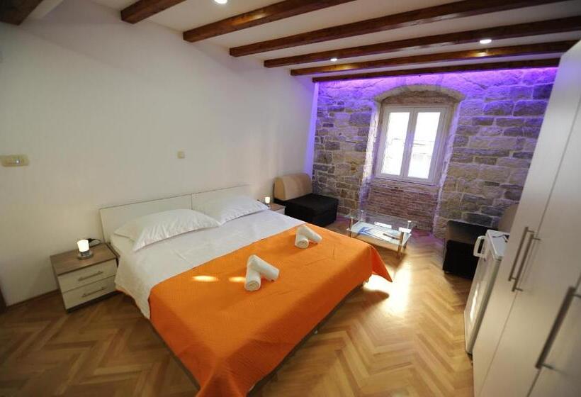 اتاق استاندارد سه نفره, Top Center