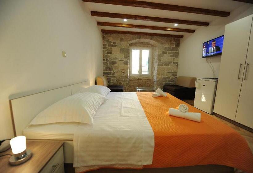 اتاق استاندارد سه نفره, Top Center