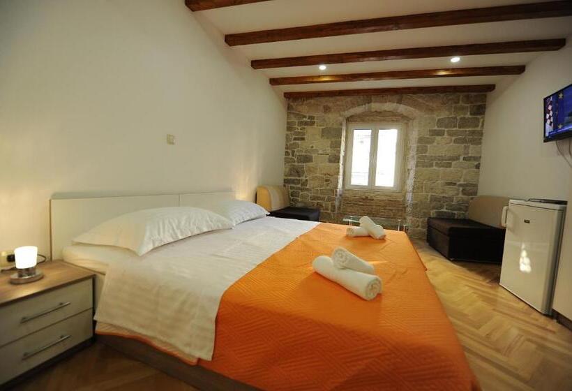 اتاق استاندارد سه نفره, Top Center