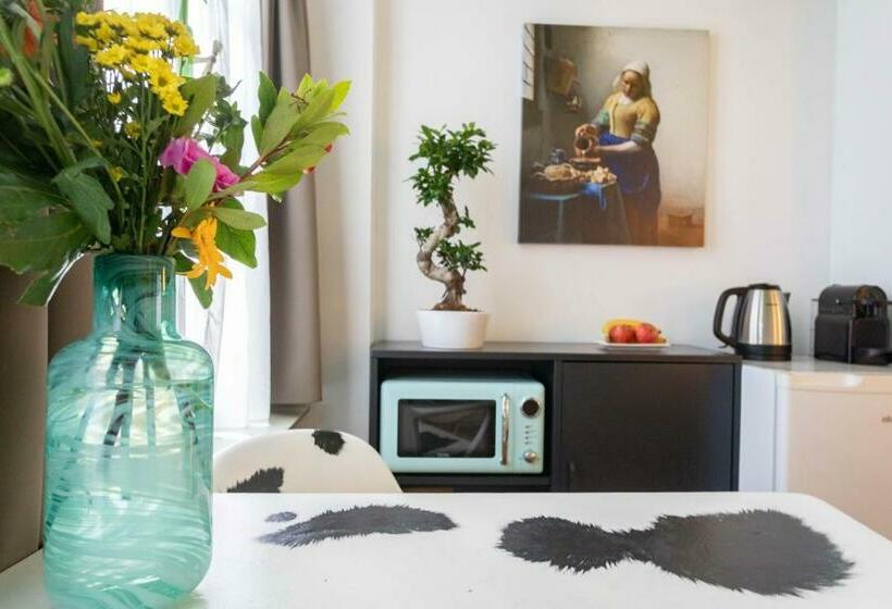 Superior Room King Size Bed, Tulip Of Amsterdam