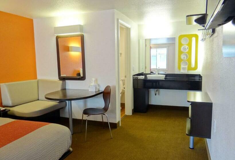 キングサイズベッドのスタンダードルーム, Motel 6 Erie, Pa