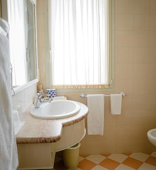 غرفة قياسية ثلاثية, San Genesio