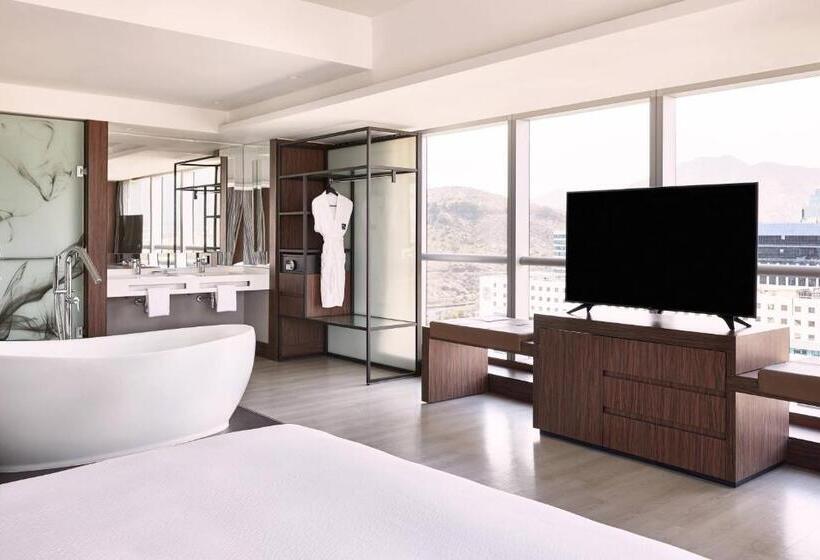 מיטת קינג בסוויטה, Ac Hotel By Marriott Santiago Costanera Center