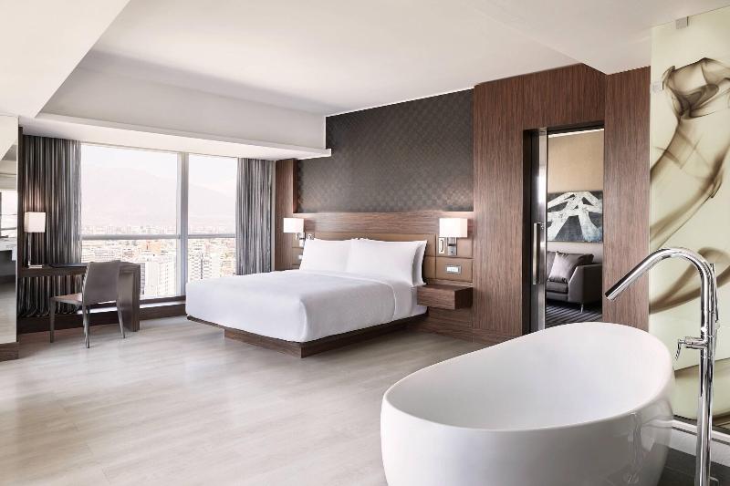 מיטת קינג בסוויטה, Ac Hotel By Marriott Santiago Costanera Center