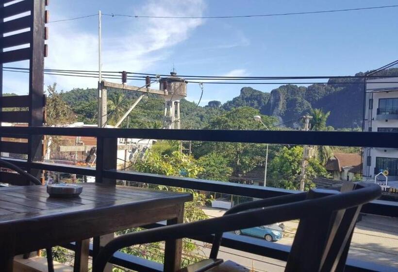 디럭스 트리플 룸, Chatchada House