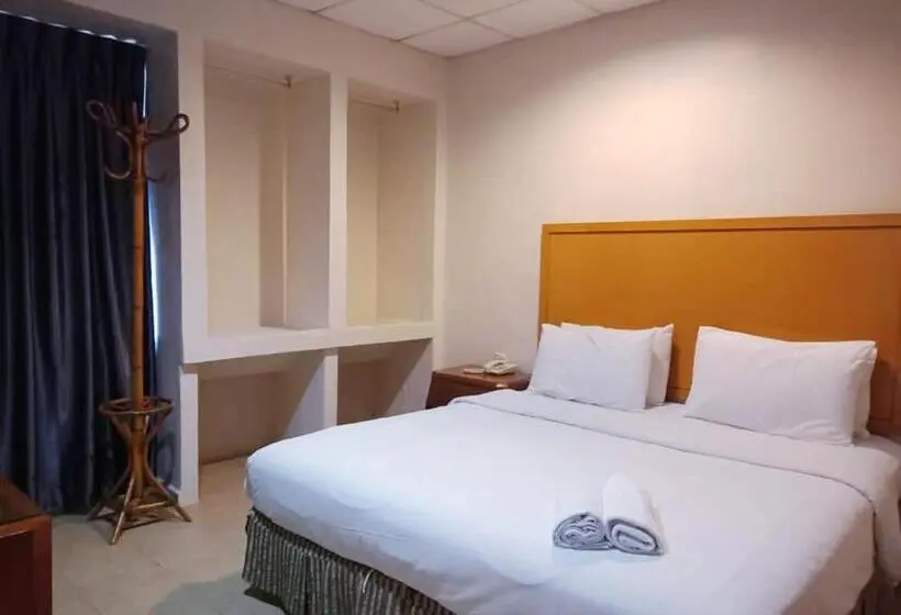 キングサイズベッドのスーペリアルーム, Golden Court Hotel   Sri Pelangi