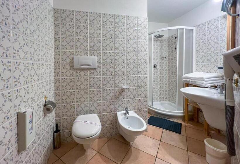 חדר קלאסי לשלושה, Residence Dahu