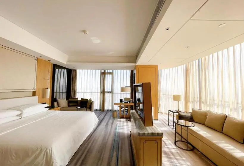 Club Room King Bed, Sheraton Zibo