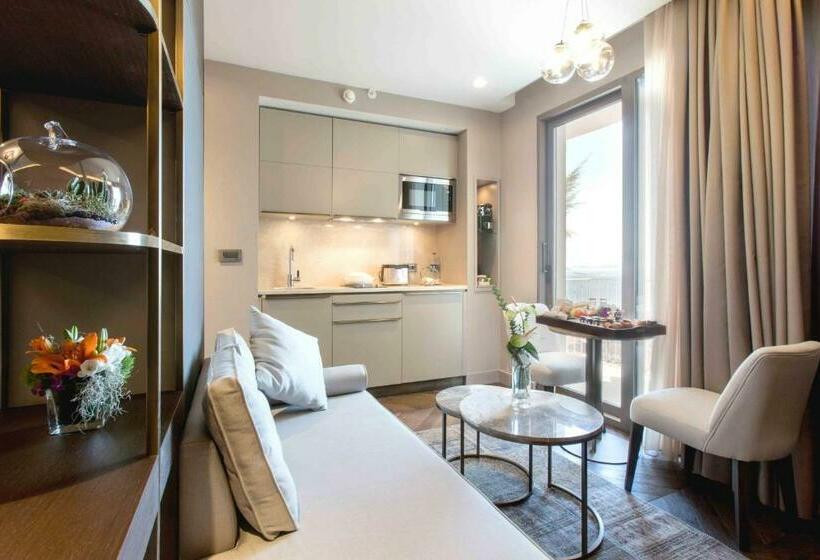 سوییت جونیور با چشم‌انداز دریا, Noble22 Suites Special Category