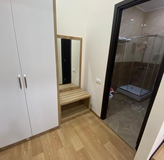 اتاق استاندارد سه نفره, Ilia