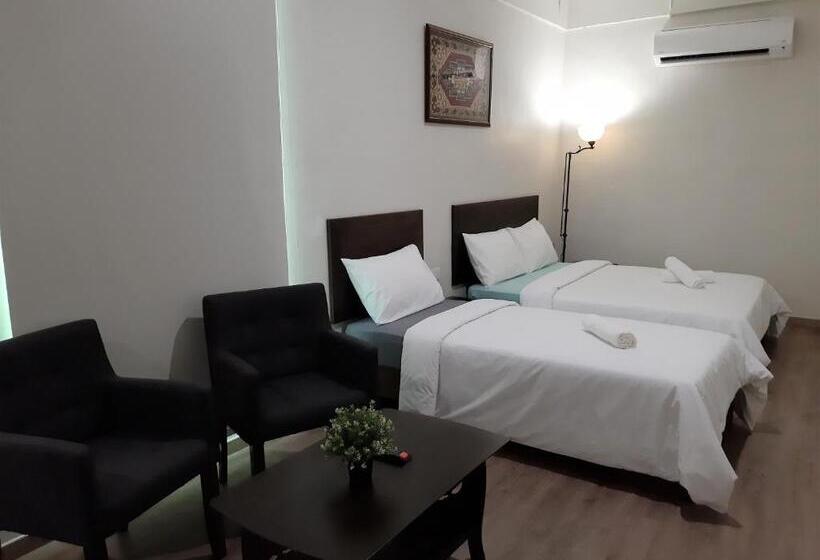 غرفة عائلية, Blue Eyes