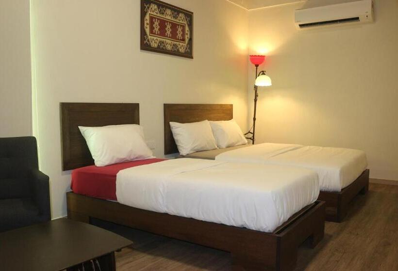 غرفة عائلية, Blue Eyes