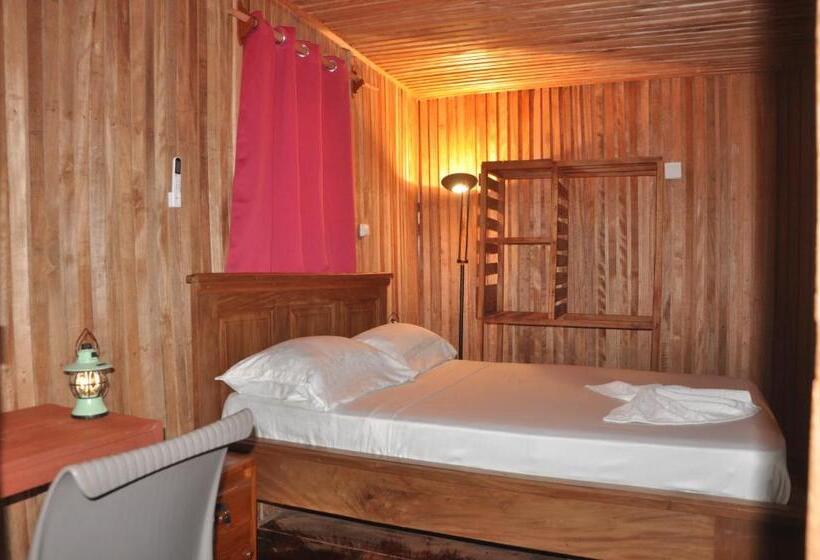 اتاق لوکس با چشمانداز دریا, Base Nautique Isonalambo