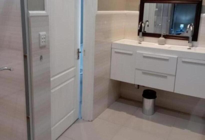 חדר דחוקס עם מיטת קינג, Kwr B&b