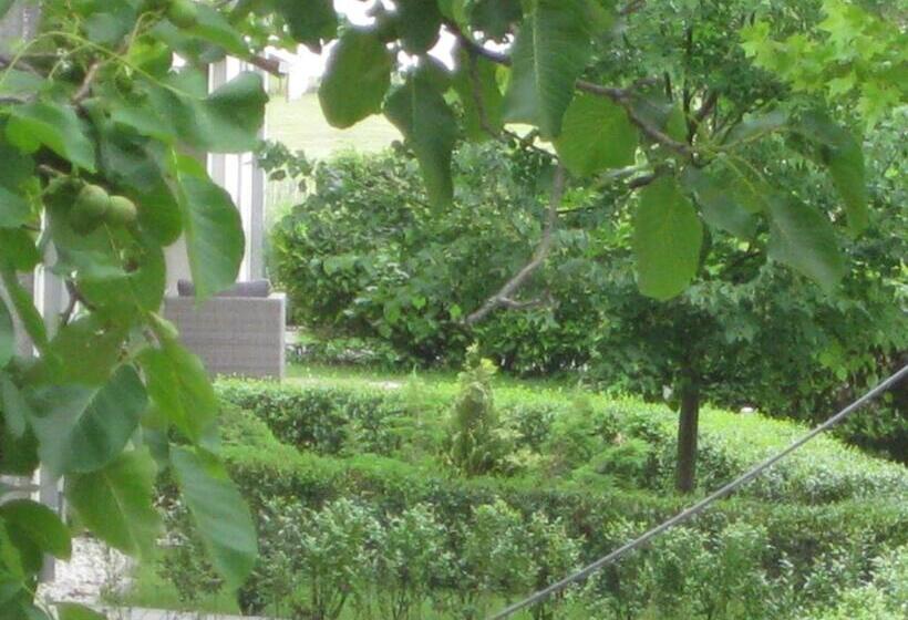 带1个卧室的带阳台的公寓, Parti Apartman