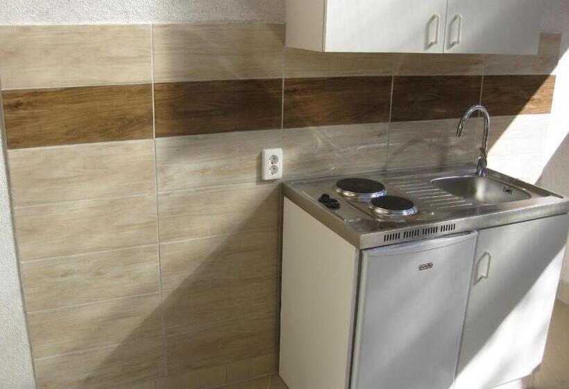 带1个卧室的带阳台的公寓, Parti Apartman