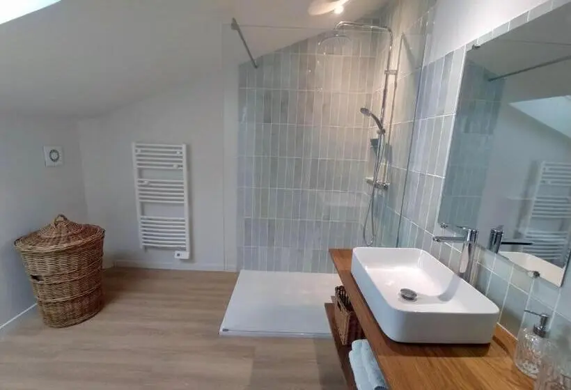 Standard Kolmen Hengen Huone, Chambre D Hotes Du Grand St Marc Proche Via Rhona
