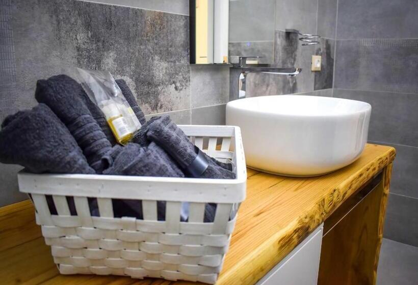 اتاق استاندارد چهارنفره با بالکن, Corso Italia Luxury Suite