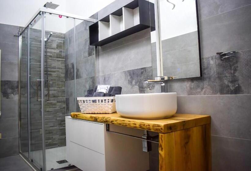 اتاق استاندارد چهارنفره با بالکن, Corso Italia Luxury Suite