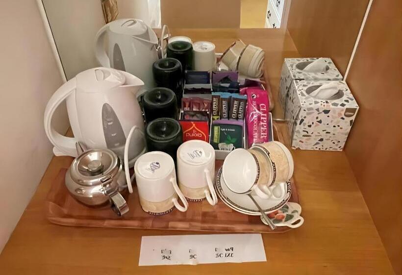 اتاق اکونومی, Phoenix Rise Retreat