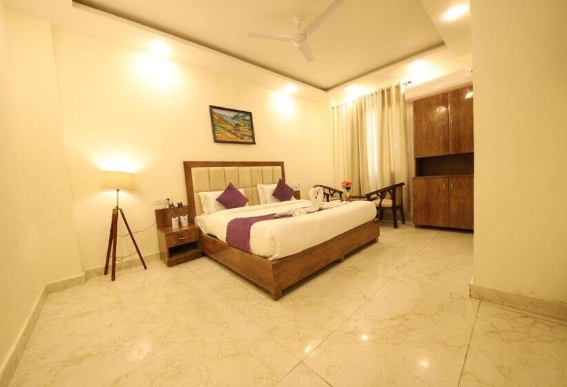 חדר דחוקס עם מיטת קינג, B2l Hills At Tapoavn