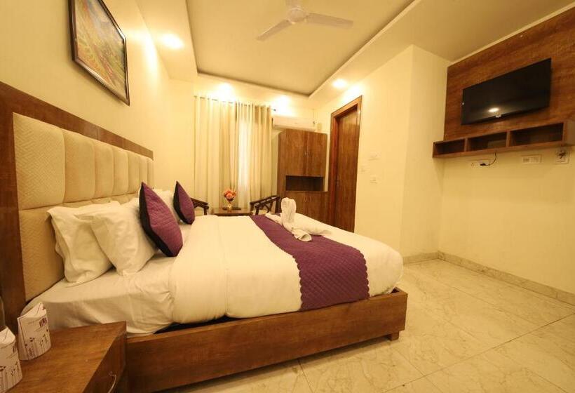 חדר דחוקס עם מיטת קינג, B2l Hills At Tapoavn