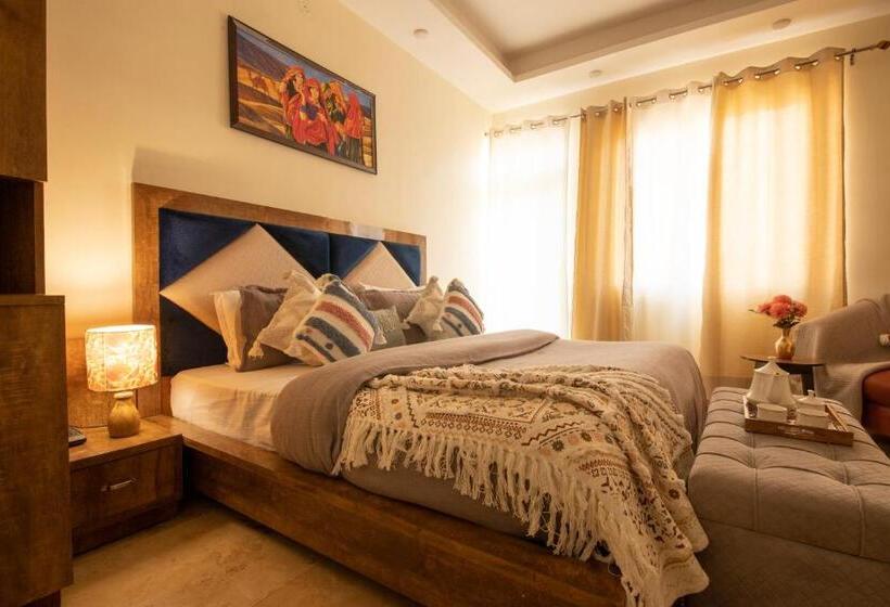 סוויטת ג'וניור עם מרפסת, B2l Hills At Tapoavn