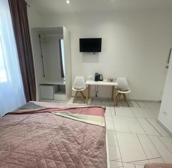 اتاق استاندارد سه نفره, Laura Rooms