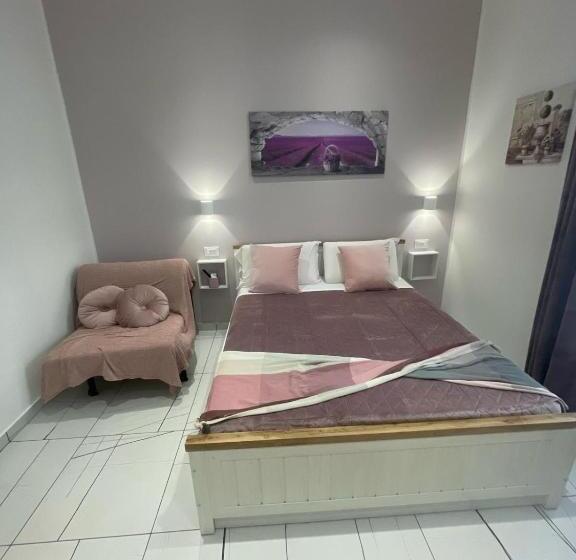 اتاق استاندارد سه نفره, Laura Rooms