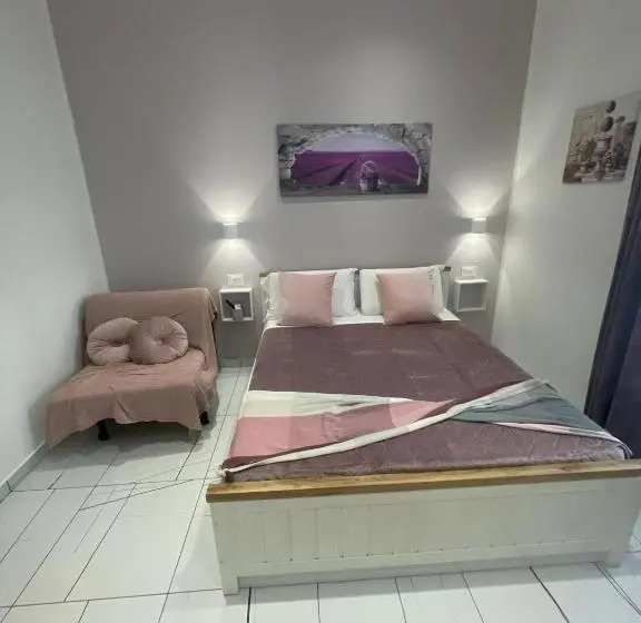اتاق استاندارد سه نفره, Laura Rooms