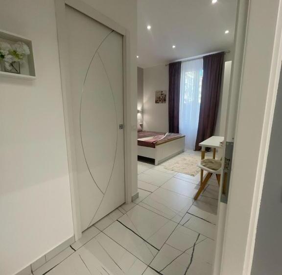 غرفة قياسية ثلاثية, Laura Rooms