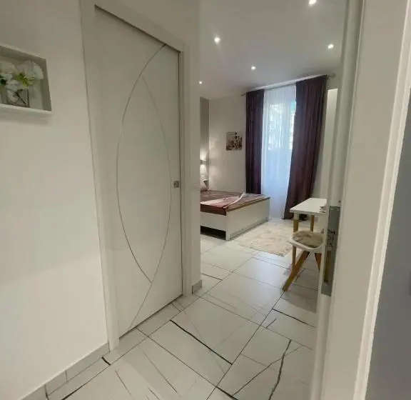 اتاق استاندارد سه نفره, Laura Rooms