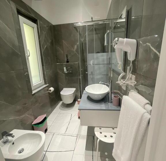 اتاق استاندارد سه نفره, Laura Rooms